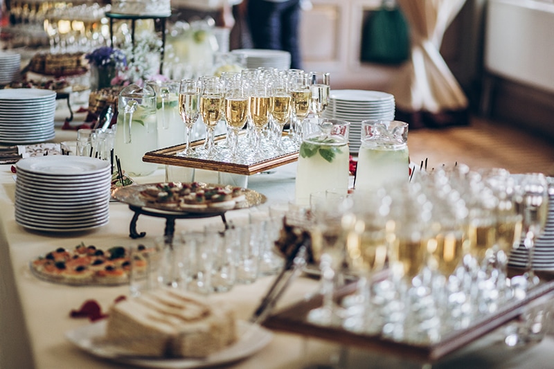 Bord med drinks og pindemadder til reception